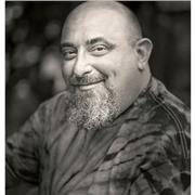 Laureato in lettere, english speaker, impartisce lezioni di italiano